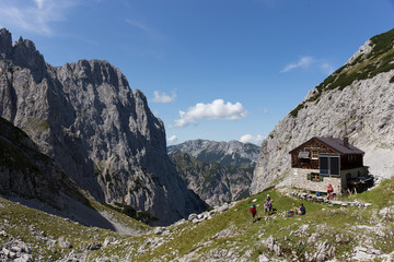 Fototapeta na wymiar Fritz-Pflaum-Hütte im Wilden Kaiser