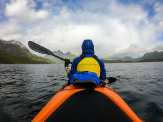 Obraz premium Photo from back of tourist with paddle on canoe floating