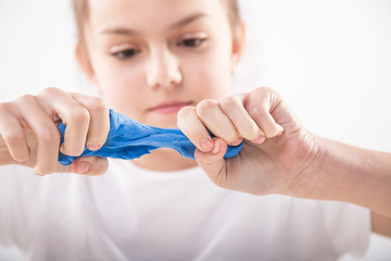 Terapia ręki. Ćwiczenia na sprawność ruchową dłoni i palców. © doroguzenda