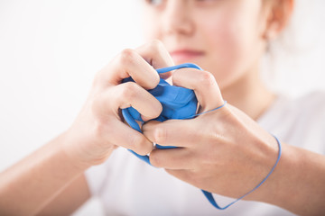 Terapia ręki. Ćwiczenia na sprawność ruchową dłoni i palców. © doroguzenda