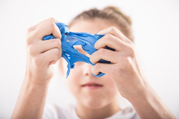 Terapia ręki. Ćwiczenia na sprawność ruchową dłoni i palców. © doroguzenda