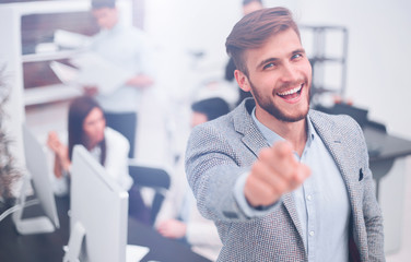 Naklejka premium businessman standing in the office and pointing the finger at you