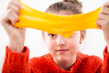 Terapia ręki. Ćwiczenia na sprawność ruchową dłoni i palców. © doroguzenda