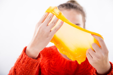 Terapia ręki. Ćwiczenia na sprawność ruchową dłoni i palców. © doroguzenda