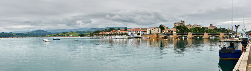 Fototapeta na wymiar San Vicente de la Barquera from the harbor