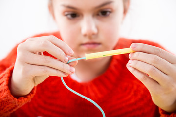 Terapia ręki. Ćwiczenia na sprawność ruchową dłoni i palców. © doroguzenda