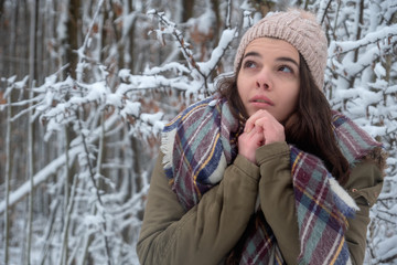 Winter Mädchen Portrait mit Schal, Mütze. Schönheit freudige Modell Kälte im Winter Park. Schöne junge weibliche Natur, Natur genießen, 