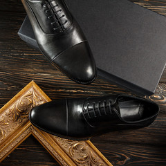 Black oxford men shoes with golden biedermeier