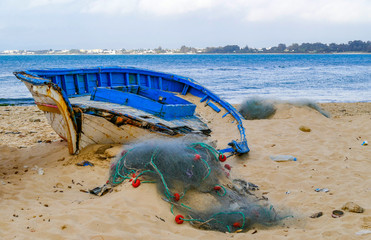 abgewracktes Fischerboot am Mittelmeer