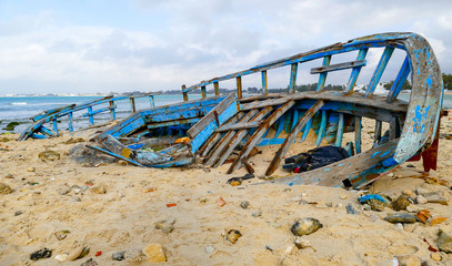 Bootswrack an der Küste bei tunis