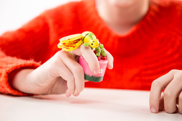 Terapia ręki. Ćwiczenia na sprawność ruchową dłoni i palców.  © doroguzenda