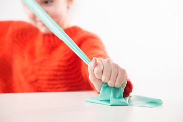 Terapia ręki. Ćwiczenia na sprawność ruchową dłoni i palców.  © doroguzenda