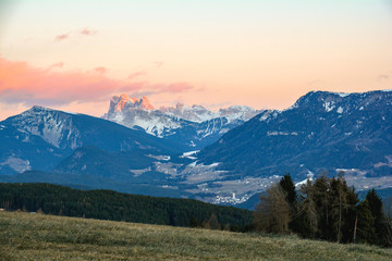 Obraz premium Widok od Ritten wysokiego plateau pasmo górskie dolomitów alps w Południowym Tyrol, Włochy