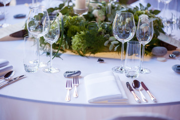 Runde gedeckte Hochzeitstafel