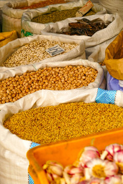 Gew&uuml;rze auf dem orientalischen Markt