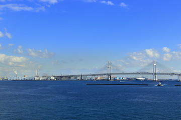 Fototapeta na wymiar 横浜港とベイブリッジ