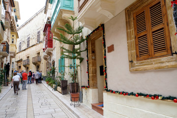 Fototapeta na wymiar Historische Altstadt von Vittoriosa - typische Holzbalkon