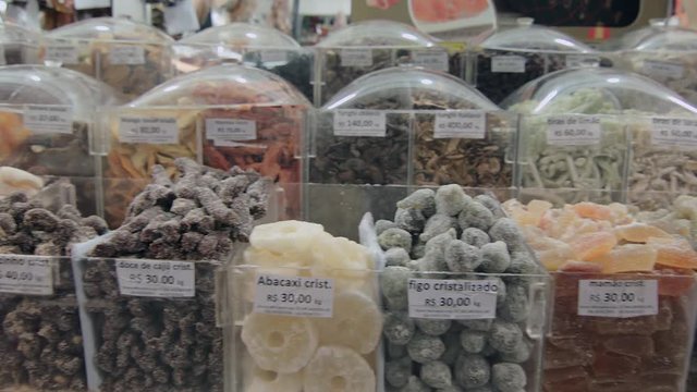Dehydrated and sweetened foods in the municipal market of São Paulo
