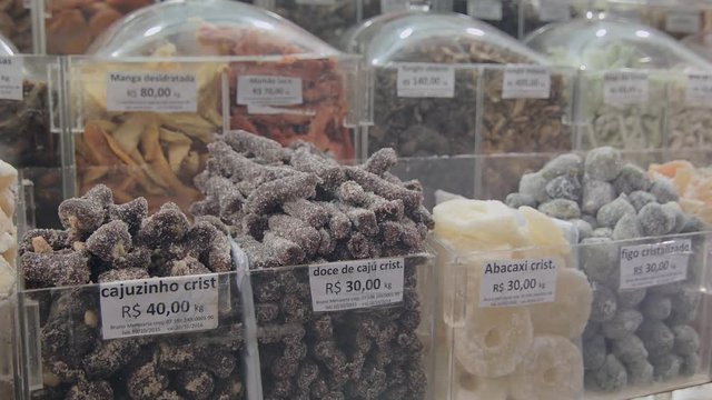 Dehydrated and sweetened foods in the municipal market of São Paulo