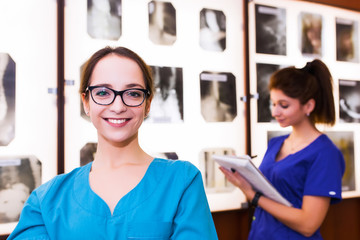 Obraz premium group of doctor studying the sections of the brain. The concept of health education. Students in the classroom with X-rays