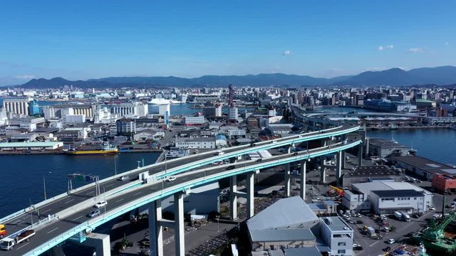 海沿いの街並みや陸橋を見下ろす空撮動画