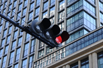 オフィス街の信号機　赤信号