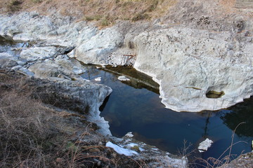 南牧川の白い川岸
