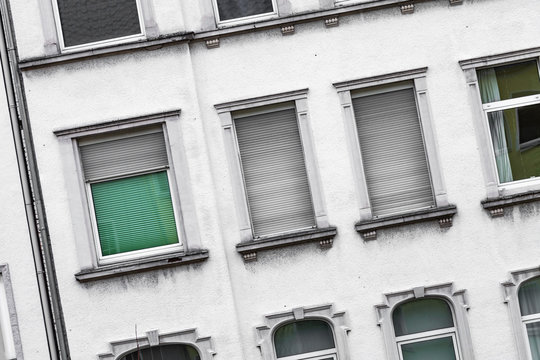 Geschlossene Rollladen an einem Haus