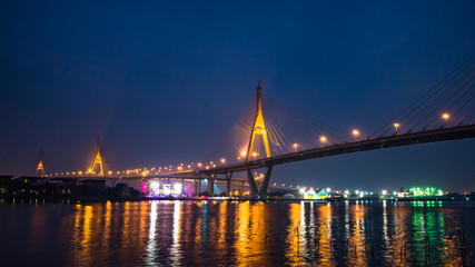 Obraz premium Landscape of Bhumibol bridge in the night at Bangkok Thailand