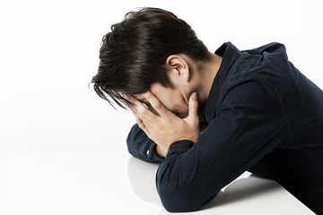 顔を覆う男性