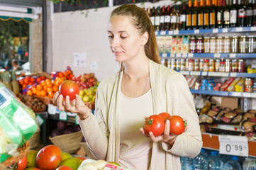 Portrait of woman who is standing with tomatos