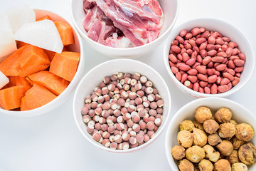 Preparation of soup ingredients / Guangdong soup soup