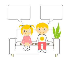 ソファーに座る男の子と女の子と吹き出し