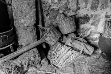 Bodegón cántaro tijeras cestos perolo cazuelas potajes bodega antiguo castillo niebla Huelva