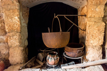 Bodegón cántaro tijeras cestos perolo cazuelas potajes bodega antiguo castillo niebla Huelva