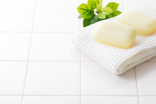 石鹸　Soap on white tile