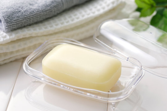 石鹸　Soap on white tile