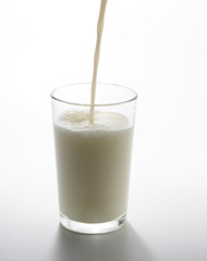 Vertiendo leche en un vaso