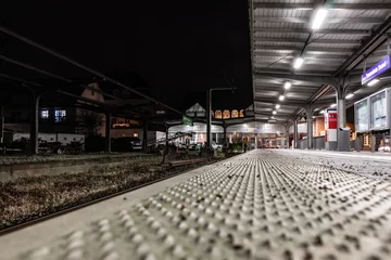 Papier Peint photo Gare Leerer Bahnsteig bei Nacht