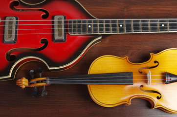 Fototapeta na wymiar Bass guitar and violin on a wooden table