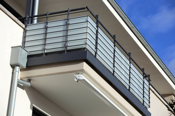 Großer Balkon mit Geländer aus Glas und Edelstahl
