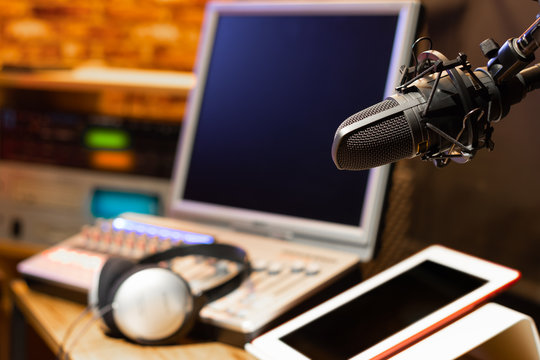 microphone in radio broadcasting, podcast, voice acting studio