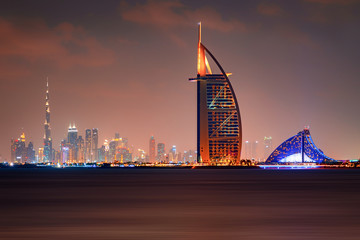 Belle ligne d& 39 horizon de la ville de Dubaï la nuit aux Emirats Arabes Unis