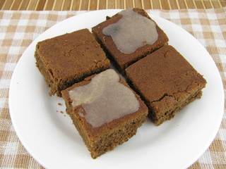 Frisch gebackener Carob Kuchen mit Zucker Zimt Guss