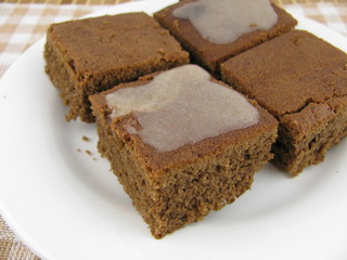 Frisch gebackener Carob Kuchen mit Zucker Zimt Guss