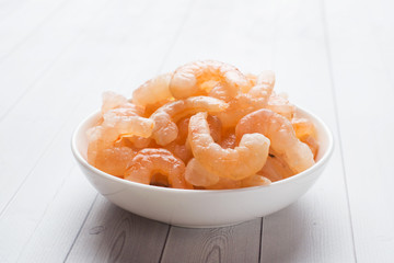 Shrimp with spices and lemon in a bowl close-up.