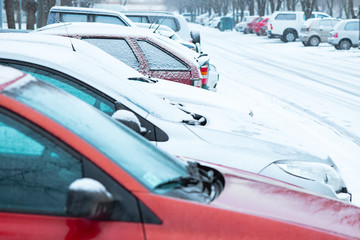 Obraz na płótnie Canvas Parked cars on the street covered in snow