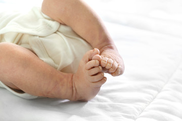 Stopy nowonarodzonego dziecka. Malutkie stopki noworodka. - obrazy, fototapety, plakaty