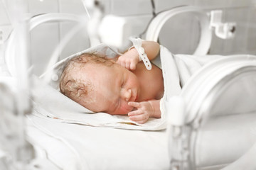 Wcześnak. Nowonarodzone dziecko w inkubatorze na oddziale szpitalnym.