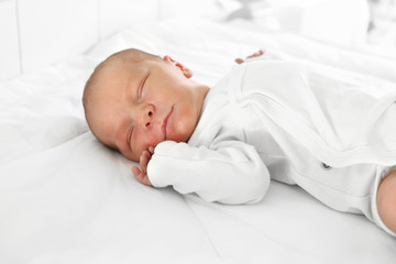 Noworodek.  Pierwsze dni na świecie, noworodek śpi w łóżeczku. - obrazy, fototapety, plakaty